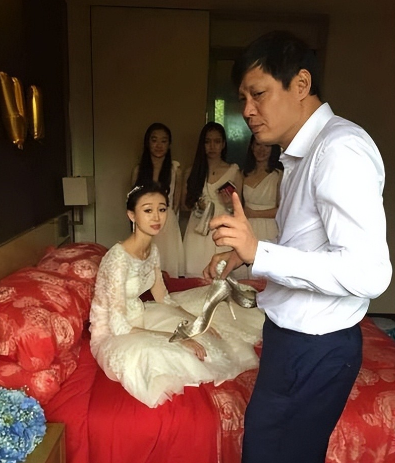 范志毅|范志毅大女儿和小妈关系很好，两人在一起合影时，如同姐妹花一样