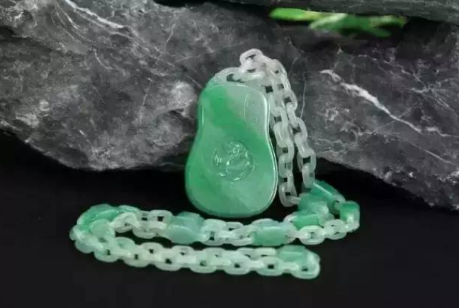 雕刻|翡翠手镯的边角料，经过了雕刻师的精心雕琢后，变成了稀世珍宝