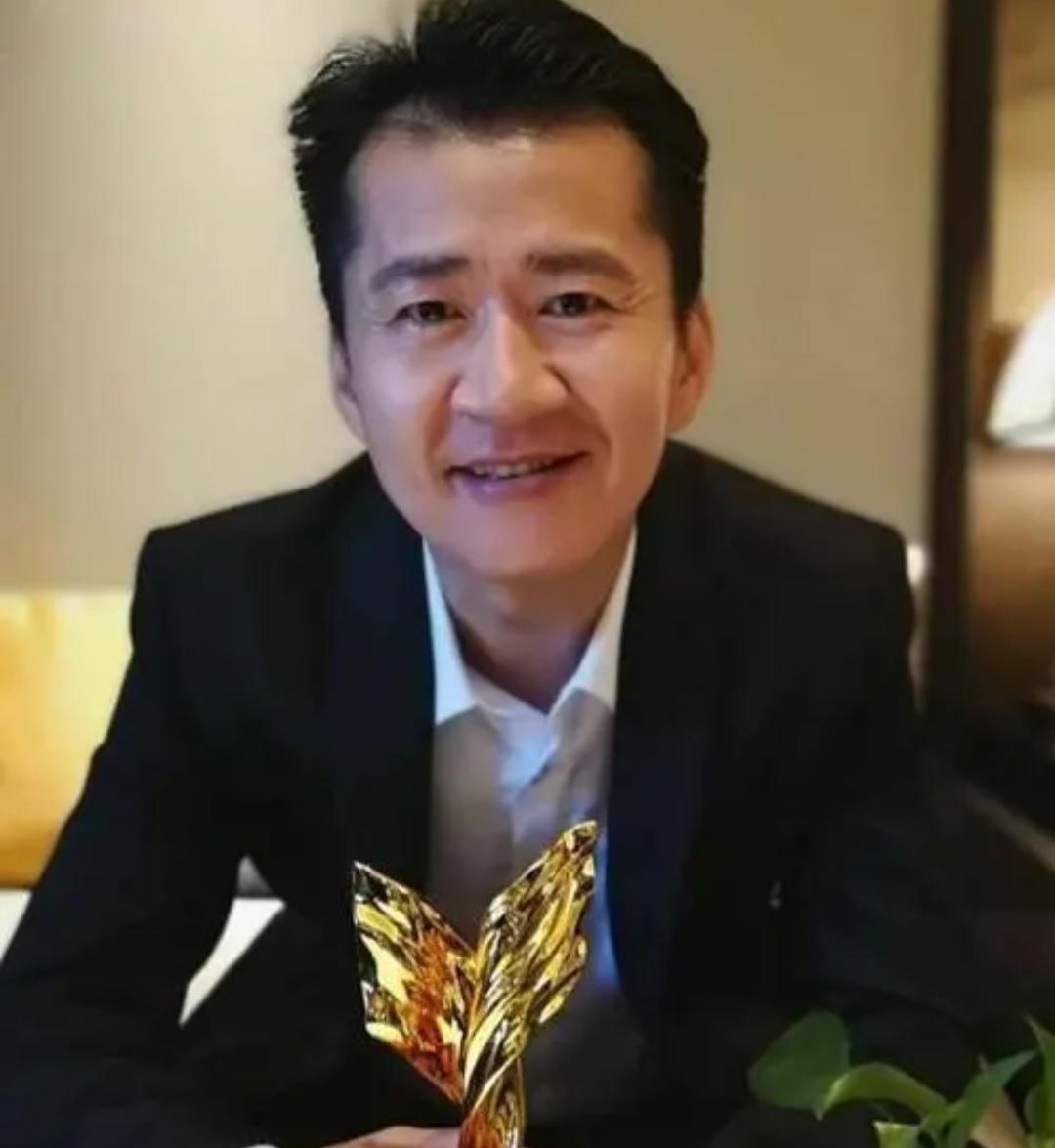 李嘉明|?曾经也是比较知名的演员,现在却在街边卖水果,境遇真的这么惨了吗?