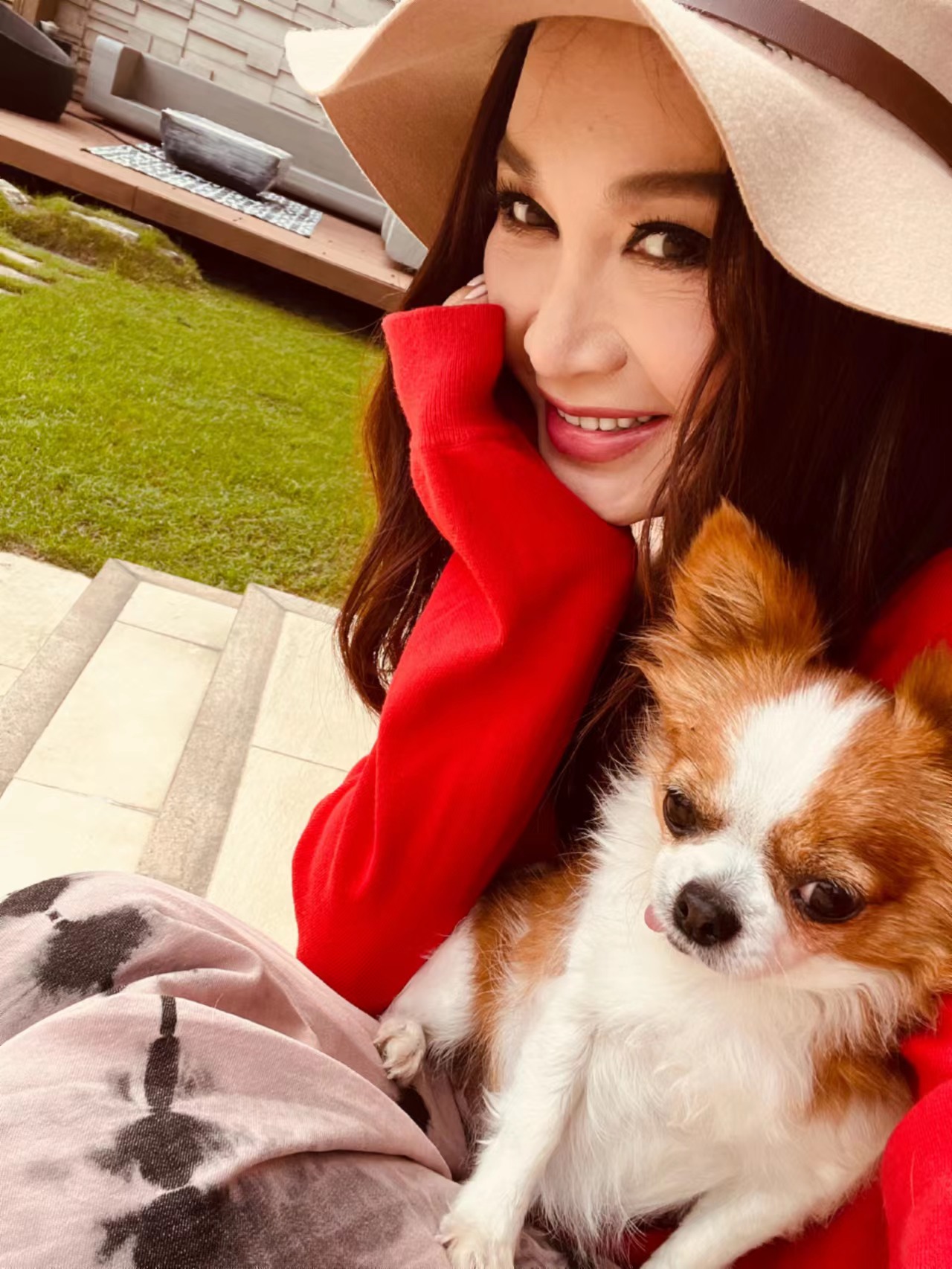 温碧霞|56岁温碧霞晒近况，露香肩性感甜美似少女，千万豪宅不见富豪老公