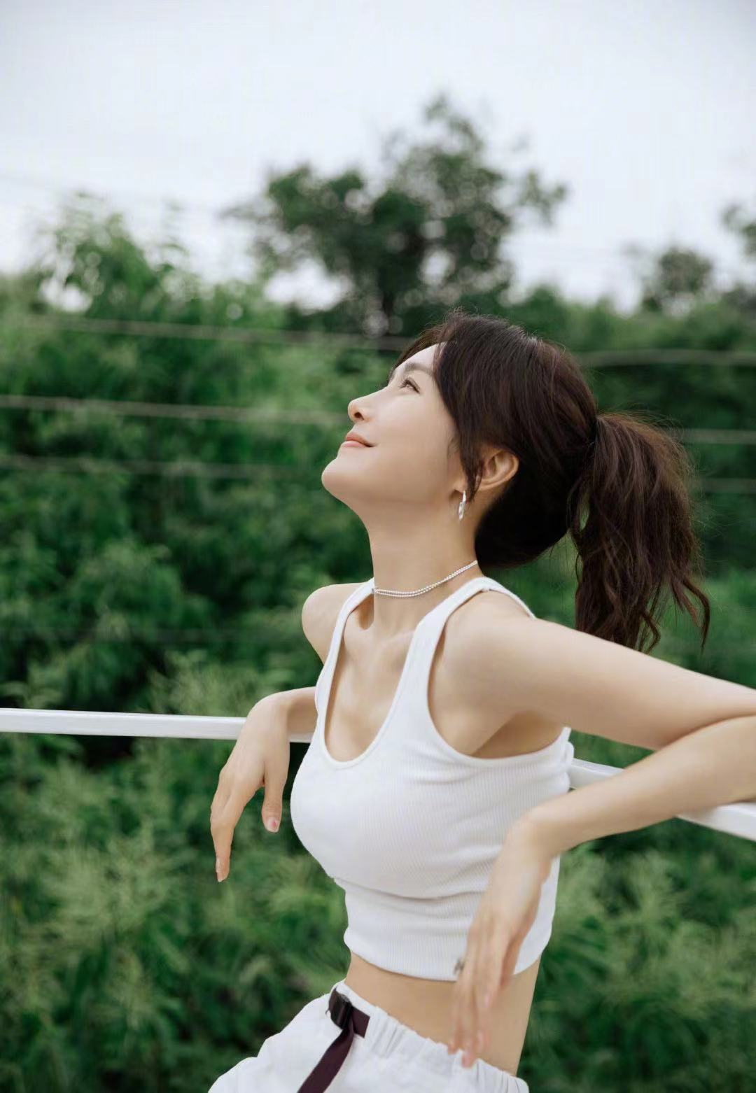 秦岚|秦岚风情不做作，颦笑如花有魅力