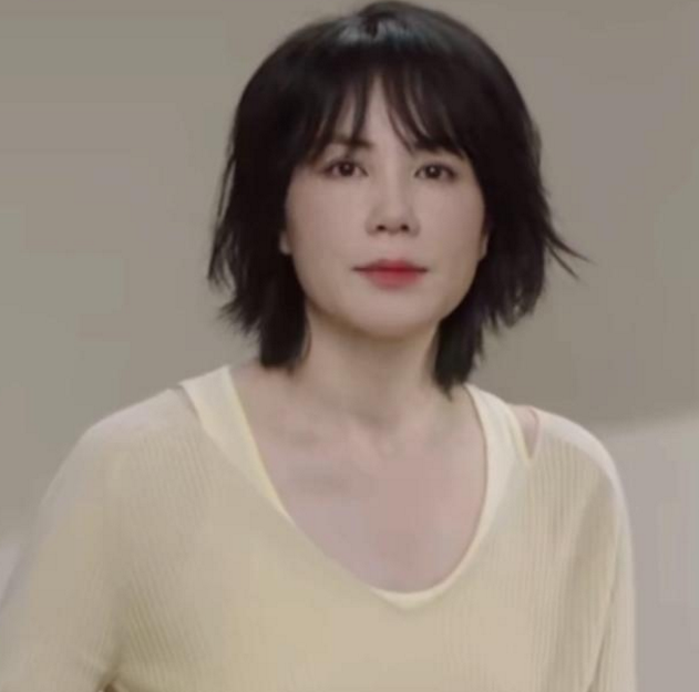 王菲|天后王菲复出营业,脸上有皱纹冒出,女神真的老了