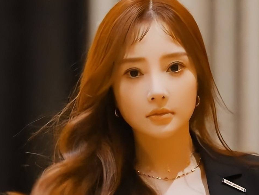 陈都灵|李小璐头戴一朵大蓝花聚会,席间有说有笑,气质优雅略带可爱