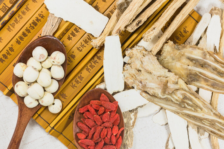 黄芪|这4种中药会对肝脏造成损害，别再乱吃了，正确服用请注意这4点