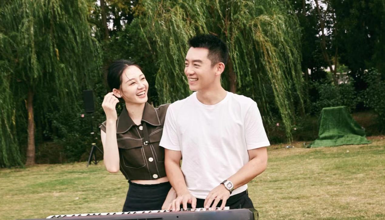 张丹峰|郑恺和苗苗太登对，无袖上衣配半身裙，显得太灵动