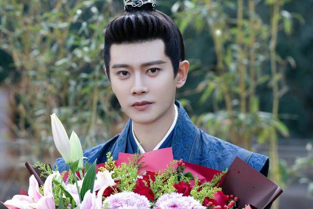 发型 任嘉伦开直播展示新发型，精致彩妆搭配麻花辫，帅出新高度