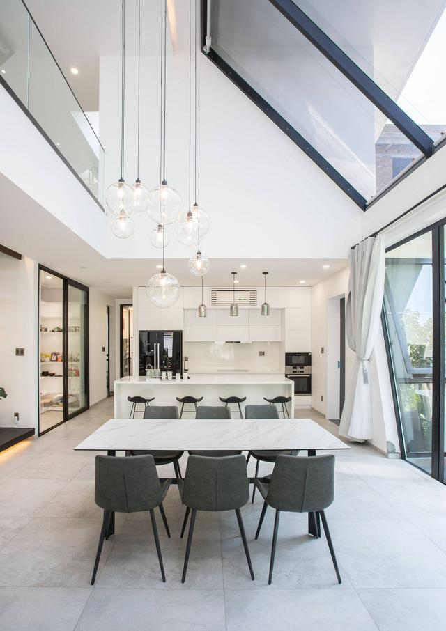 现在别墅装修流行极简风了!220㎡全屋大白墙,屋顶双露台看不腻