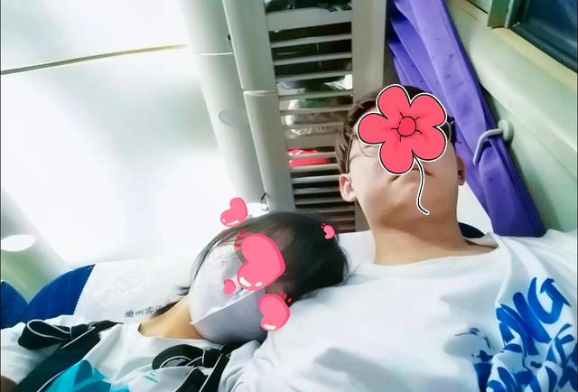 男子坐火车被陌生女孩借肩睡觉,肩膀都被压麻了,感觉很开心
