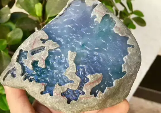 翡翠|价值十万的水头非常诱人， 切开之后却是这样，缅甸送来翡翠原石