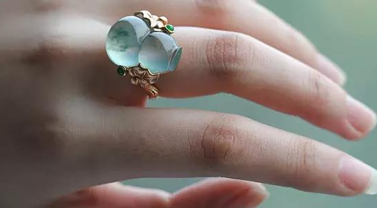 翡翠|面对翡翠封底的情况,这对翡翠有没有影响呢?到底是什么情况