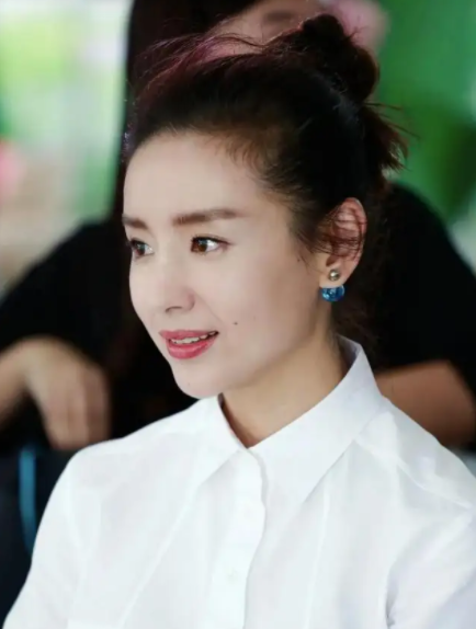 董洁|42岁董洁与儿子拍“婚纱照”,母子接吻画面惹争议,是母爱还是束缚?