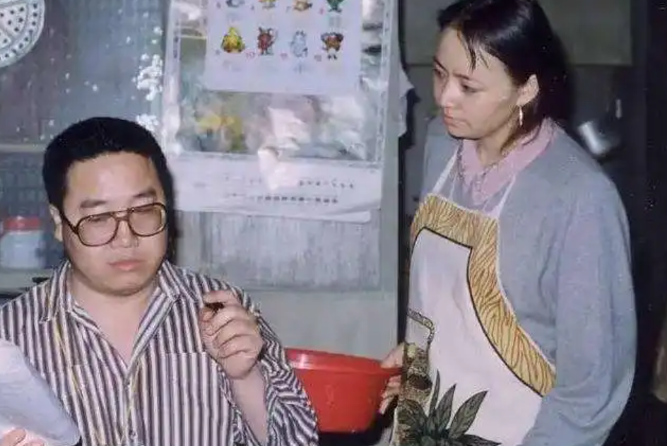 夏天的尾巴|传奇编剧梁左:创作爆款剧本,猝死后留下巨额欠条