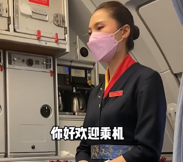 四川一男子在飞机上遇到妻子的航班,妻子一见丈夫立刻翻白眼:回家等着吧!