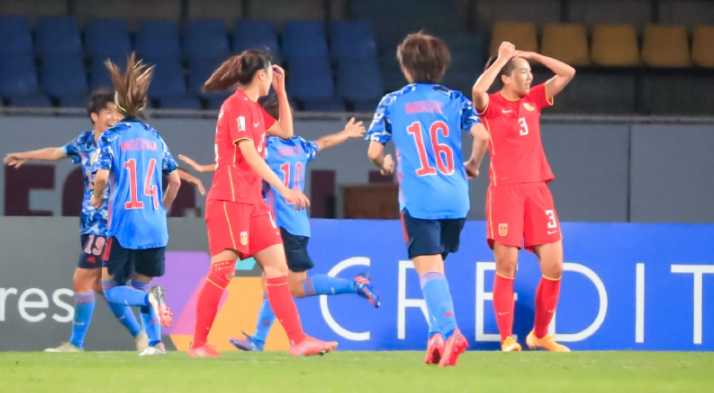 日本队|情绪崩溃！被中国女足大逆转淘汰，日本球迷怒斥：教练下课