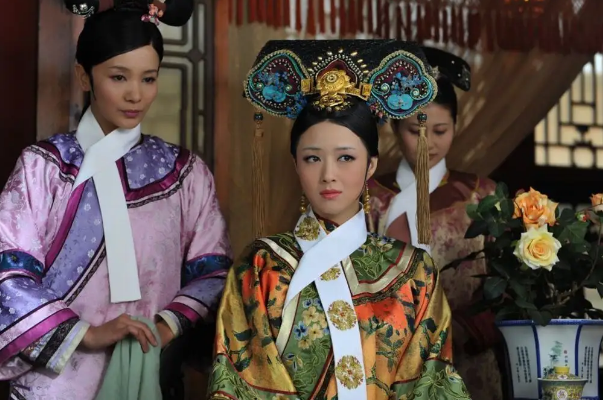 华妃|宫斗剧《甄嬛传》,讲述了女主从青涩到颇富心机,以及皇后的可悲