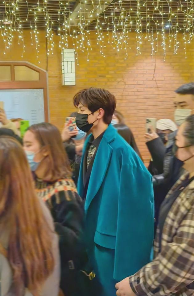 成毅|31岁的成毅，脱离古装滤镜，生图下的活动照长这样