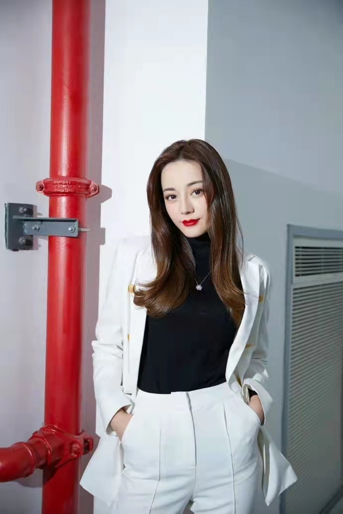 燕麦 迪丽热巴白色西装配红唇,御姐造型好飒爽,美艳动人惹人爱!