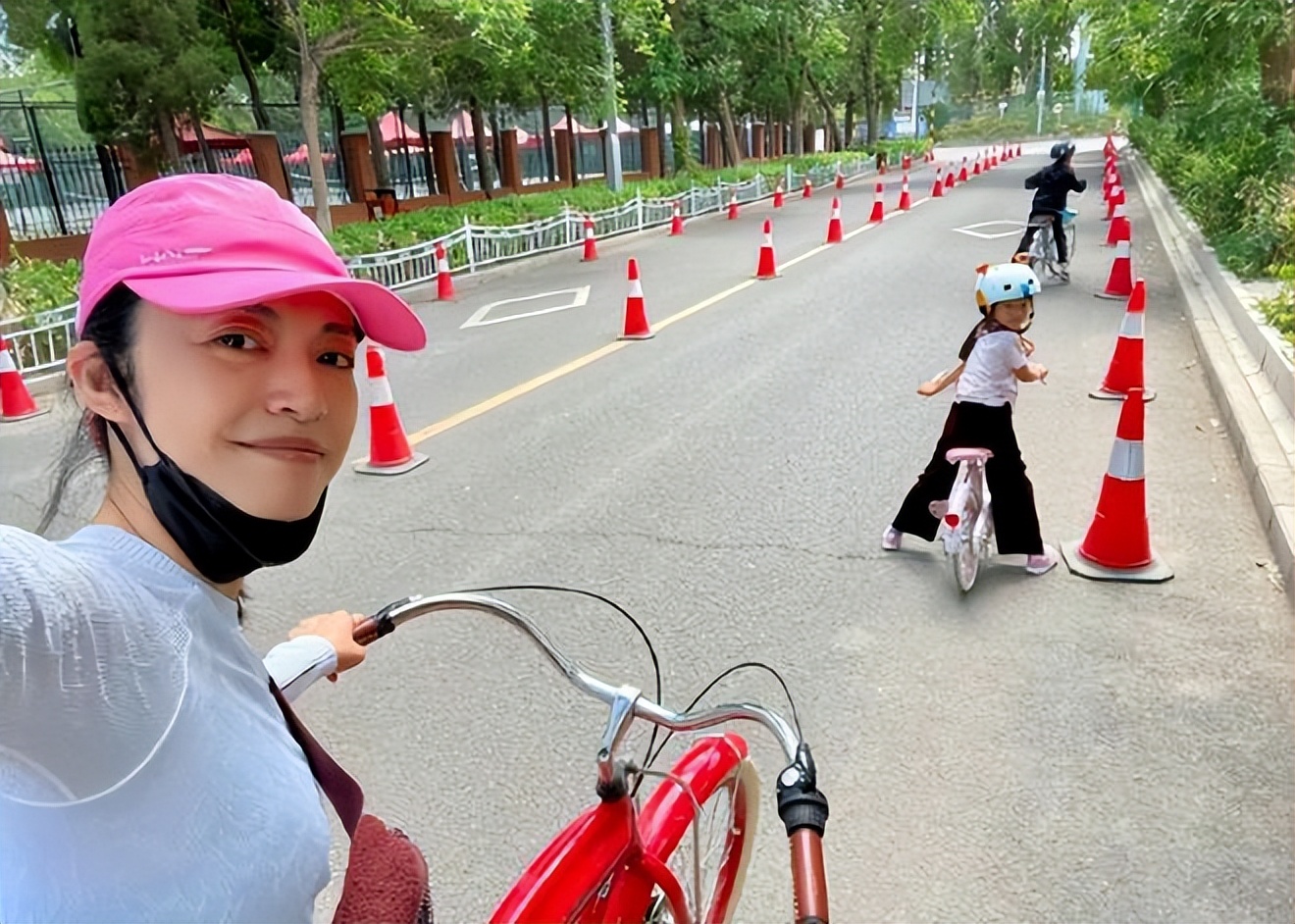 姚晨|姚晨在医院的生图，略显富态让人赞叹，更是有了小肚子