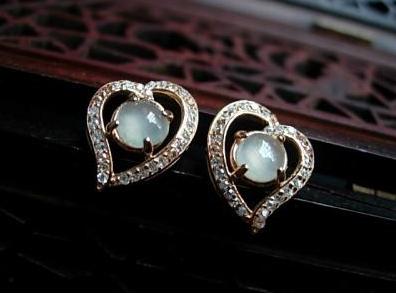 翡翠|翡翠耳环和翡翠耳钉，有什么区别呢？该如何去佩戴呢？