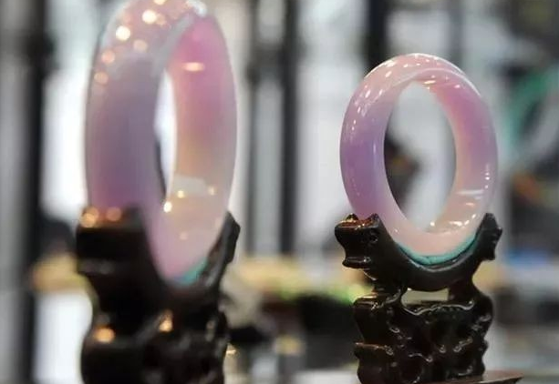 翡翠手镯|一对紫罗兰翡翠手镯，竟拍卖出1.9亿价格，究竟有何魅力？