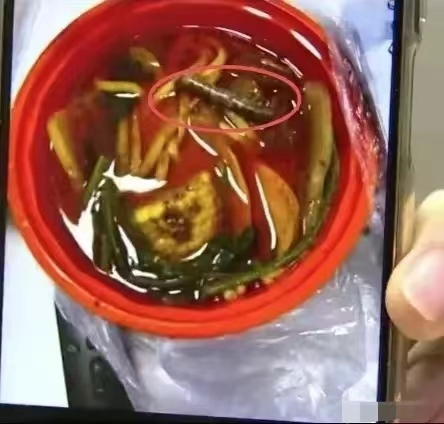 浙江杭州,女子线上点牛筋面,竟发现面上漂着一根香烟,卫生不达标还是有人栽赃?