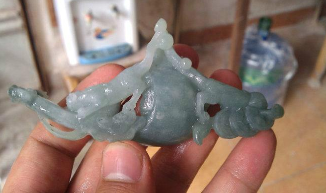 翡翠|翡翠原石一身是宝,即使是翡翠的边角料,也能够卖出很高的价格