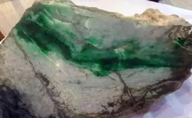 |狗屎地翡翠就一定不值钱吗?狗屎地料子能出高绿?