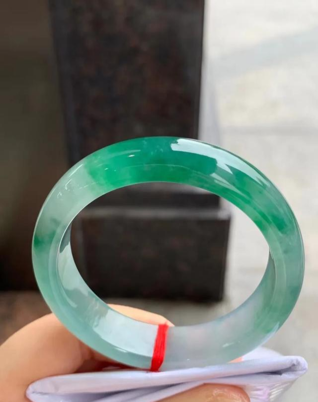 翡翠手镯|分享几条美得像假的一样的翡翠手镯,太好看了!