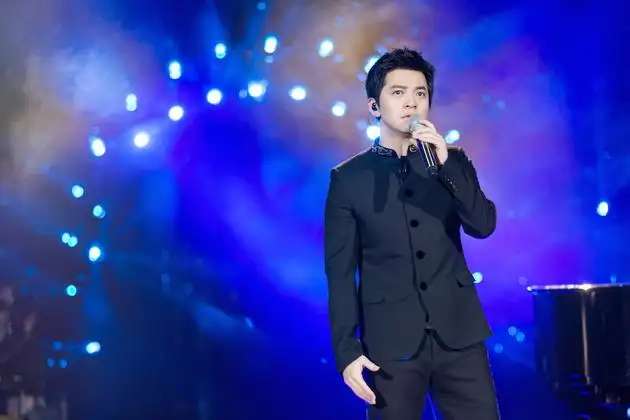 李健|王菲是李健的伯乐，用一曲传奇捧红了李健却给自己找了一堆债务！