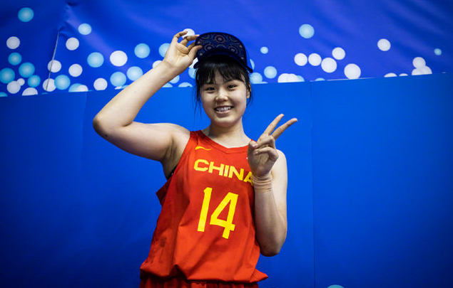 李月汝|李月汝留洋影响力大！妹妹13岁身高1米90，球迷：姚明女儿呢？