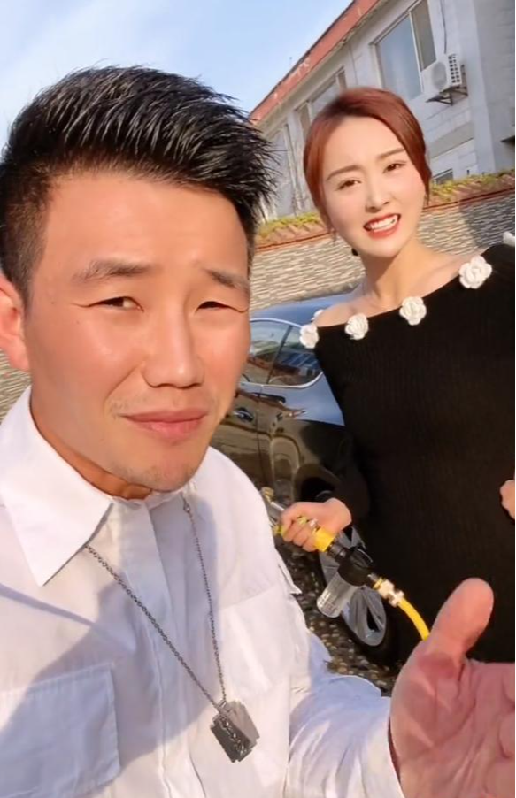 谢孟伟|嘎子哥谢孟伟：年少不更事，夫妻撒狗粮现场老婆竟穿“黑裙子配小白花”