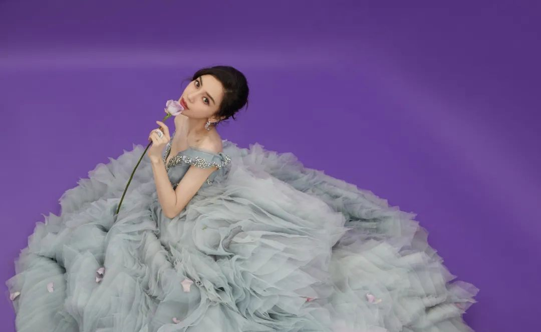 高定|看完女明星们的金鸡奖红毯生图，我的容貌焦虑好多了…