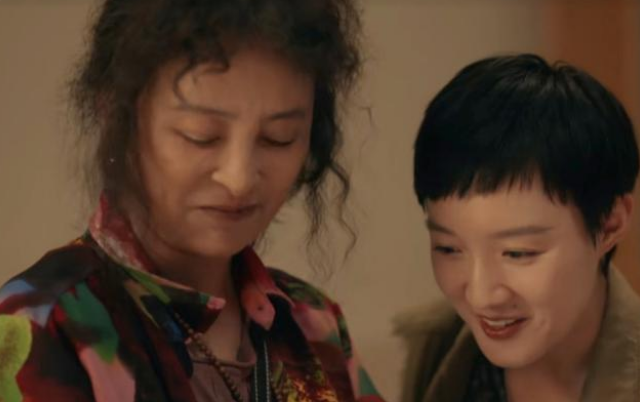 姜文|《亲爱的小孩》中方母扮演着，不仅展现出了精湛的演技，而且还是姜文的大学同学