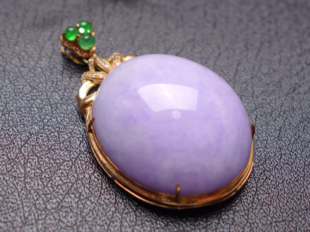 翡翠|翡翠饰品色彩绚烂,可以通过观察色彩,来判定饰品的价值