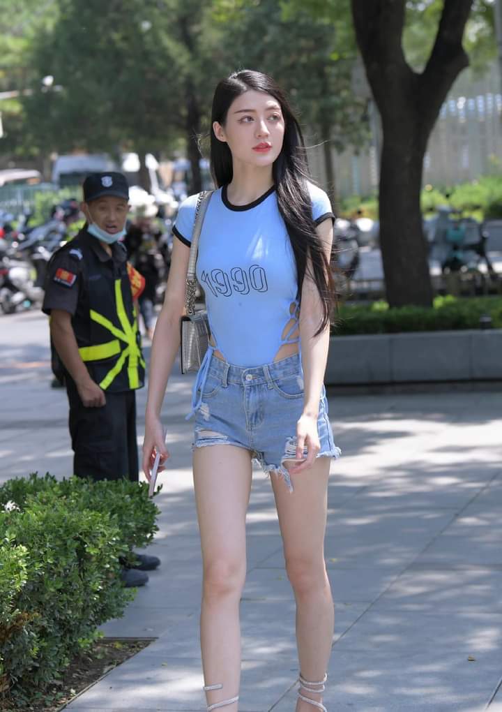 走在喧闹的街区,看到你天天的笑,开心愉快
