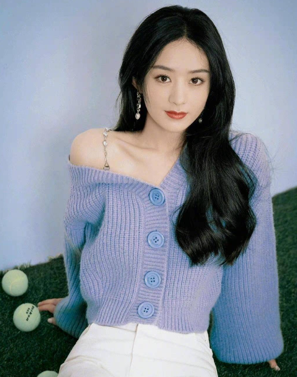 赵丽颖|赵丽颖身穿黄色碎花挂脖裙，温柔甜美还很显身材