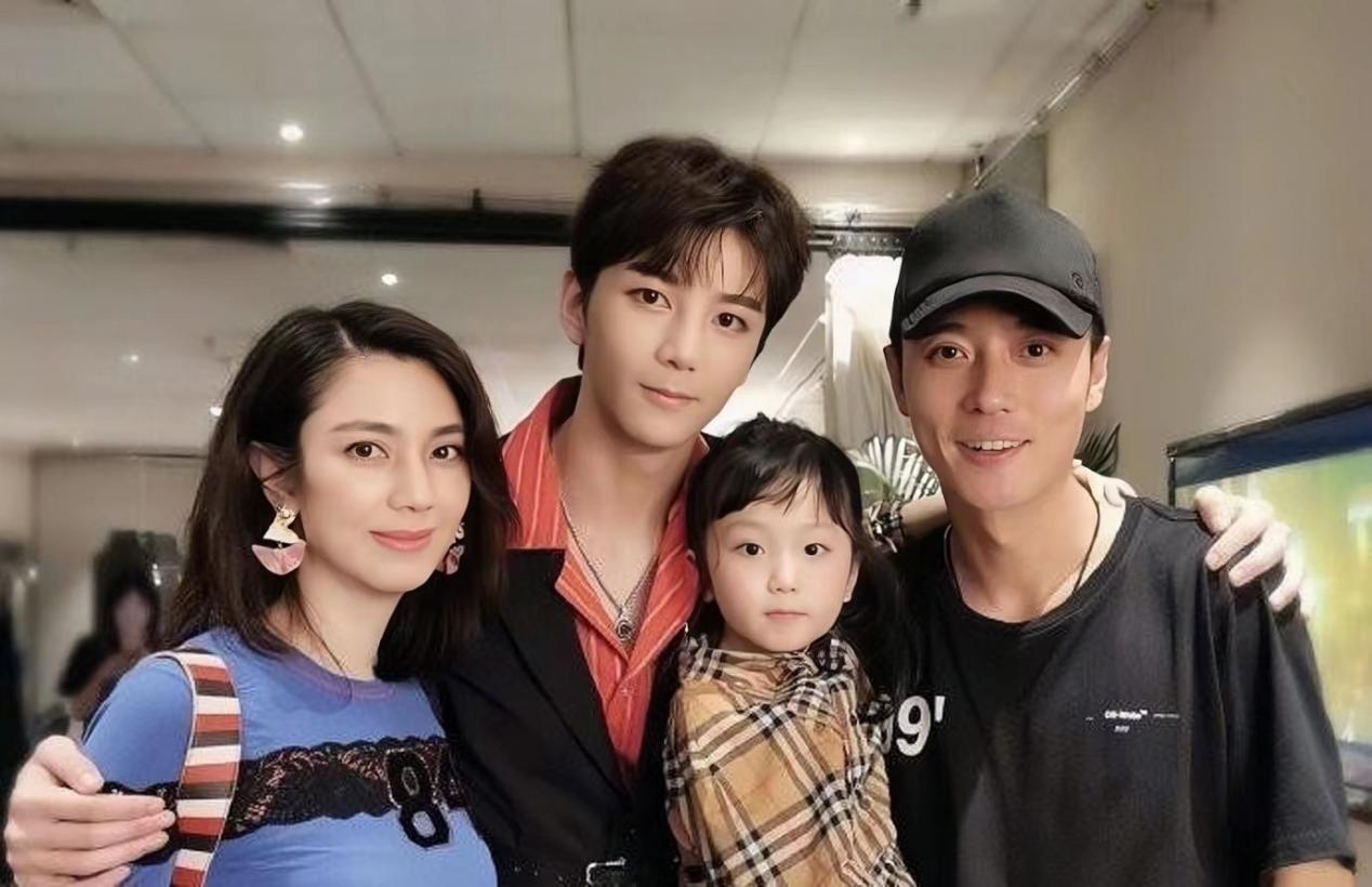 穿衣搭配|张丹峰夫妇现身商场，两人如胶似漆好恩爱，洪欣小腹隆起被疑怀孕