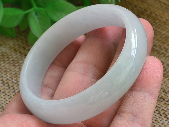 翡翠手镯|翡翠手镯越来越受欢迎，但是选购也很有讲究，要多学习一些知识