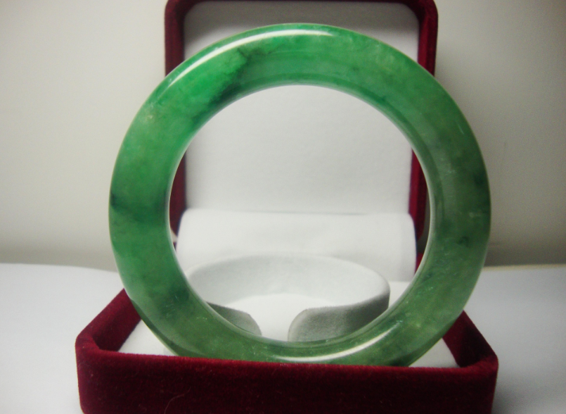 翡翠手镯|一只翡翠手镯，可以陪伴你的一生，一定要好好珍惜