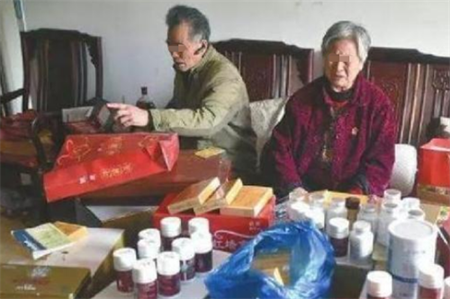 倪萍|“百变神医”刘洪滨：一人分饰九名专家，世界欠她一个奥斯卡影后