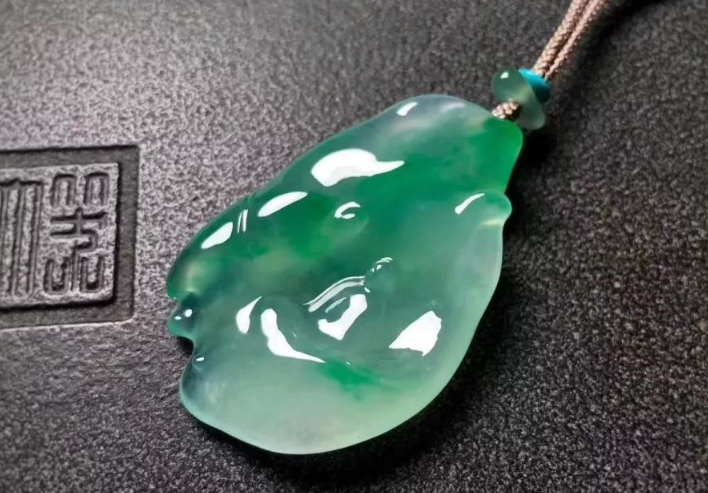 翡翠|不管是素面还雕花翡翠，都有着自己的特点，给人们带来不同的美感
