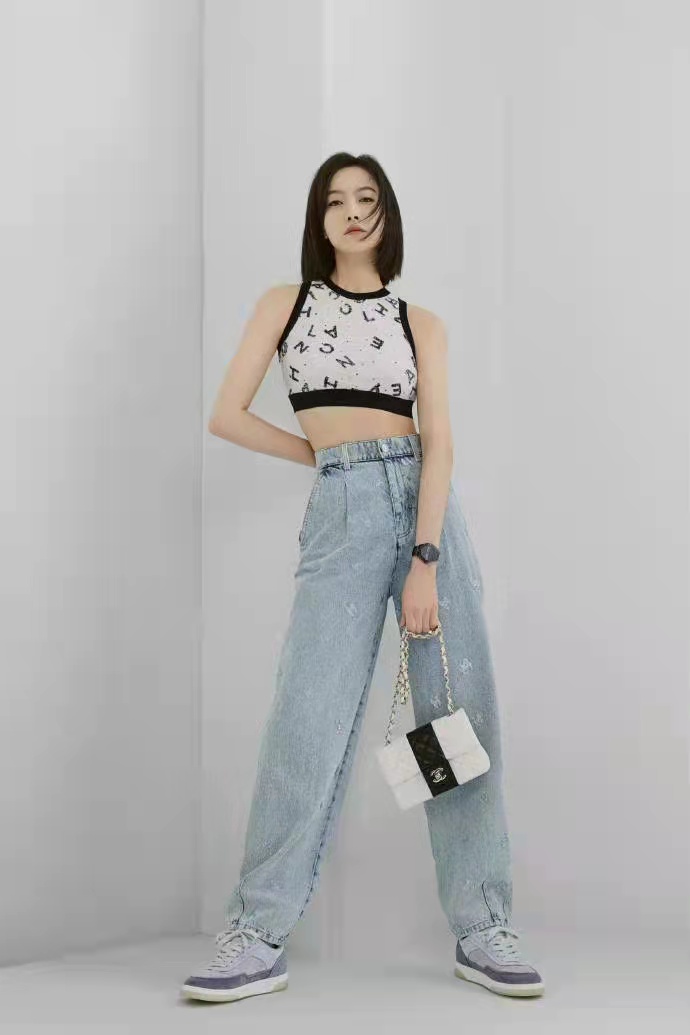 宋茜 宋茜这身造型真大方,短发配背心干净利落,休闲中带着知性美