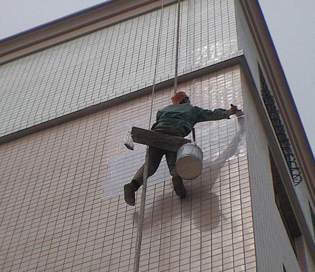 外墙漏水,在外墙外侧刷什么漆?内侧刷什么漆?怎么根治?