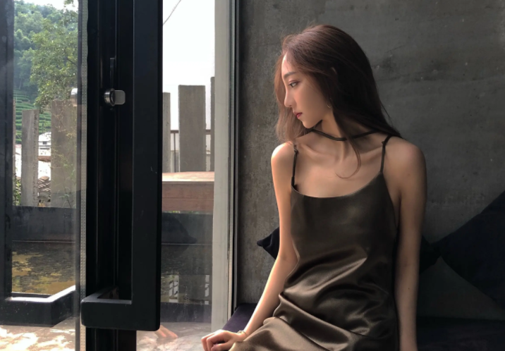 王思聪|王思聪疑再换新女友，带女网红逛宠物店，被赞真人白净帅气