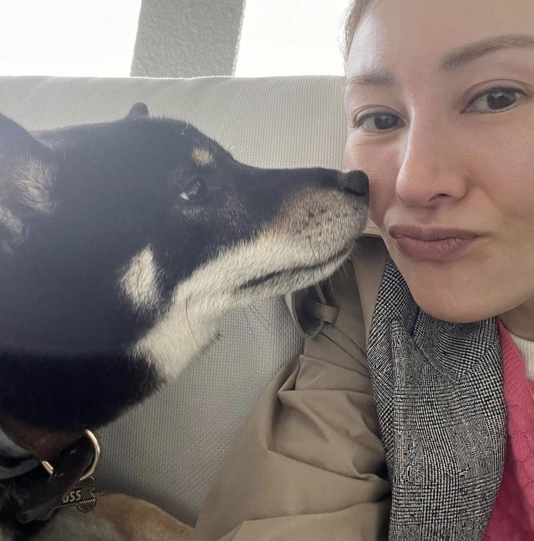 李嘉欣|51岁李嘉欣罕晒素颜照，嘴唇发紫毛孔粗大，俩月前紧急住院险丧命