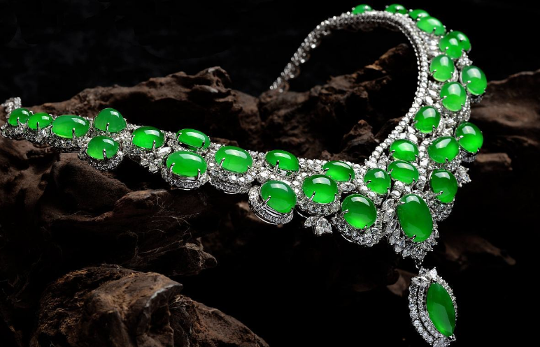 翡翠|翡翠颜色越绿品质越好吗？判断翡翠值钱与否，还要看种水色