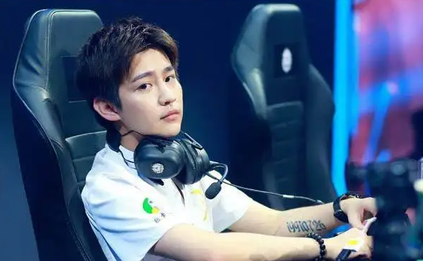 打野|阿泰格局太小，因一局游戏怒怼职业新人，粉丝却不买他的账