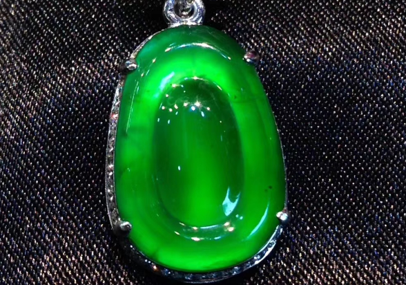 雕刻|为什么翡翠要雕刻?就像女生要化妆一样,可以内外结合吸引大家