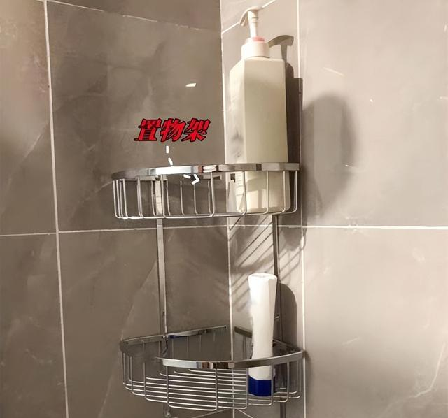 卫生间再缺收纳,也没必要装置物架,还不如多砌半堵薄墙好用