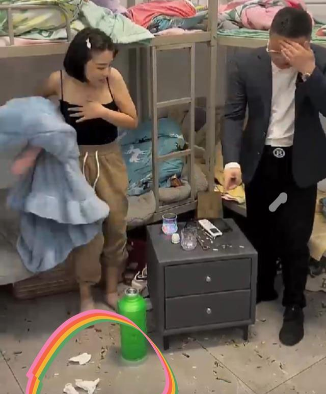 女孩强行留男友在螺丝厂女宿舍过夜,上铺舍友敢怒不敢言:天天这样谁受得了!
